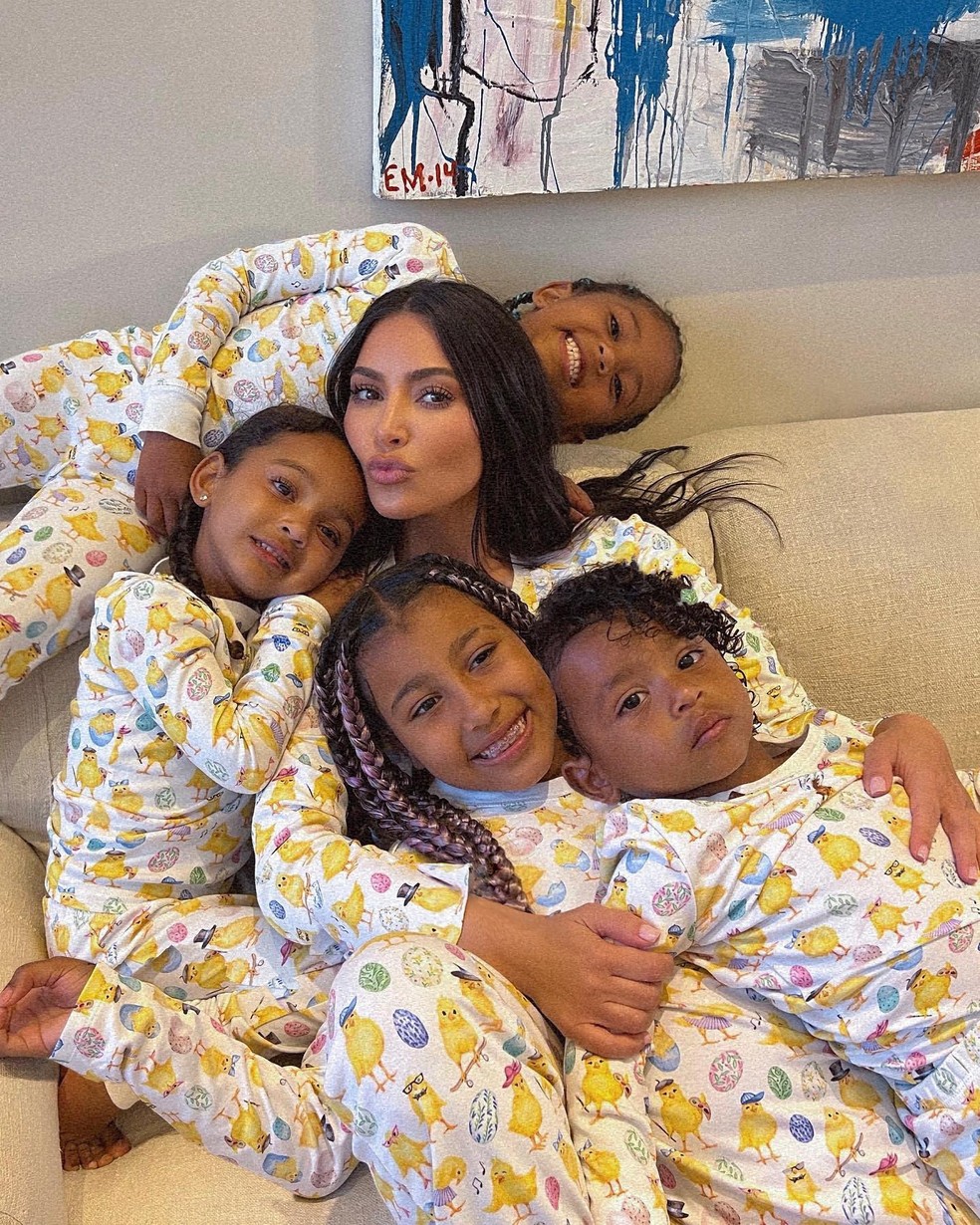 Kim Kardashian com os quatro filhos: Saint, Chicago, North e Psalm — Foto: Instagram