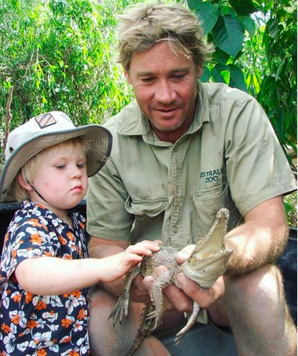 Robert Irwin, filho de Steve Irwin (1962-2006), em foto antiga com o pai — Foto: Instagram