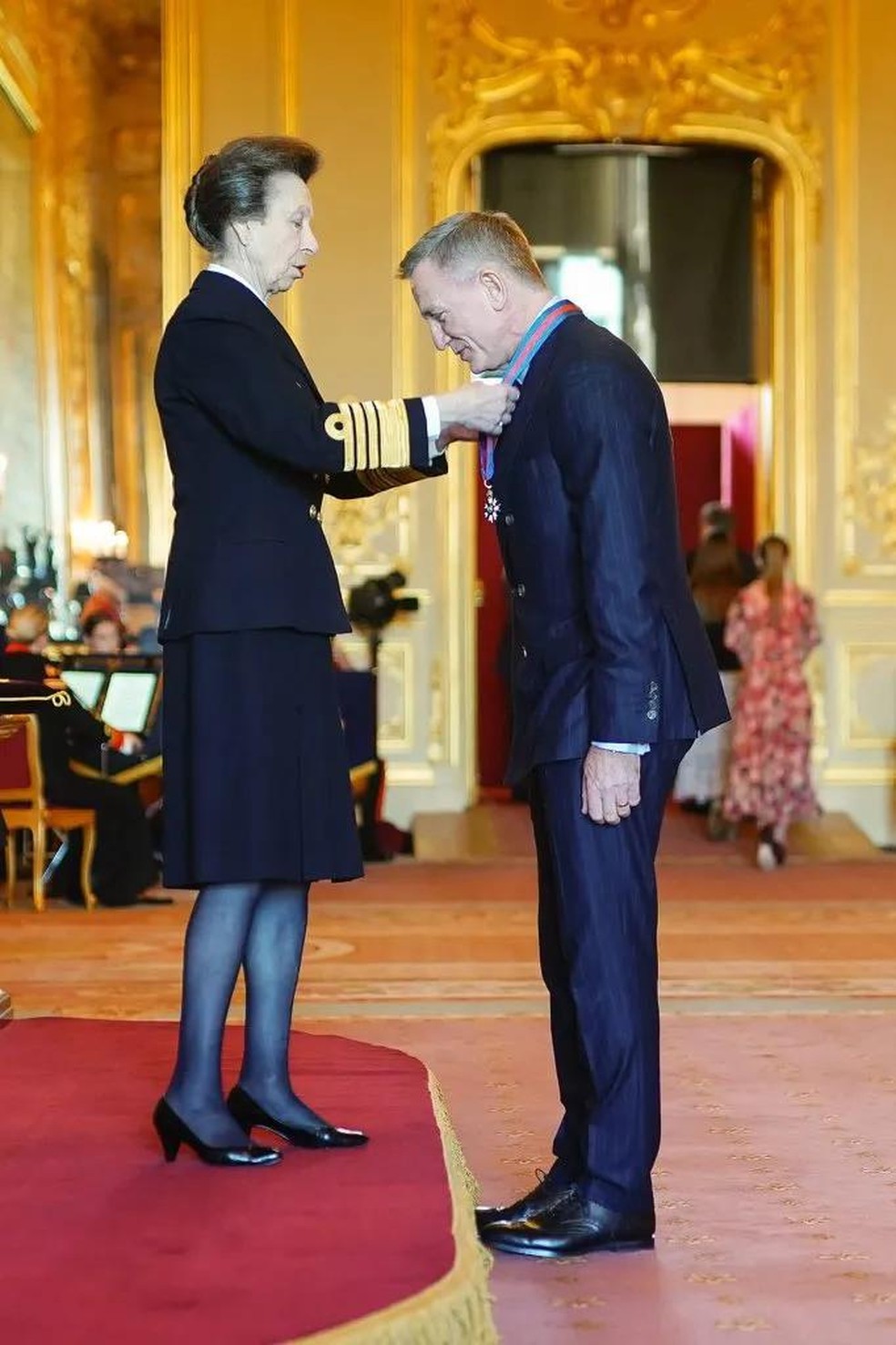 Daniel Craig recebe honra real concedida pela Rainha Elizabeth II antes ...