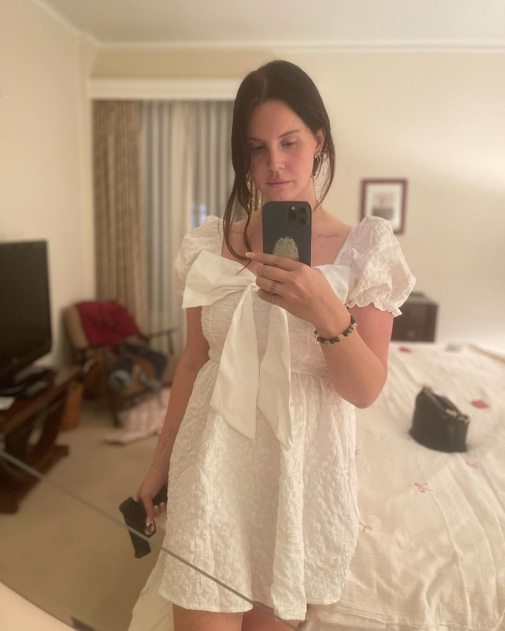Lana Del Rey posa com uma arma em primeiro post após derrota no Grammy