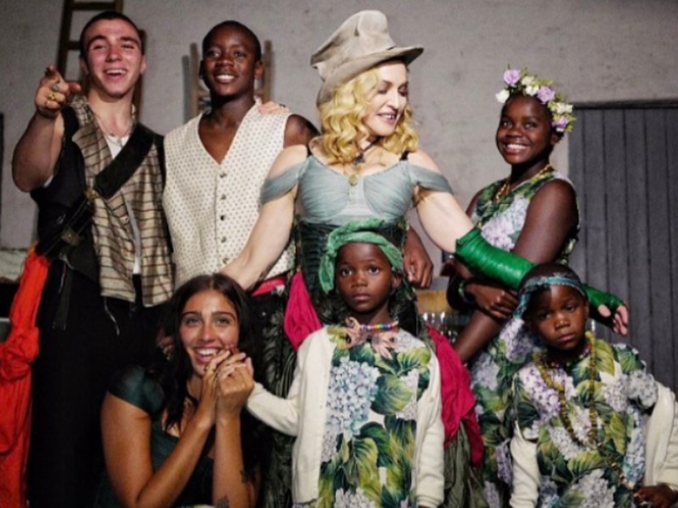 Madonna com seus seis filhos: Rocco, David Banda, Mercy, Lourdes Leon, Stelle e Estere  — Foto: Instagram