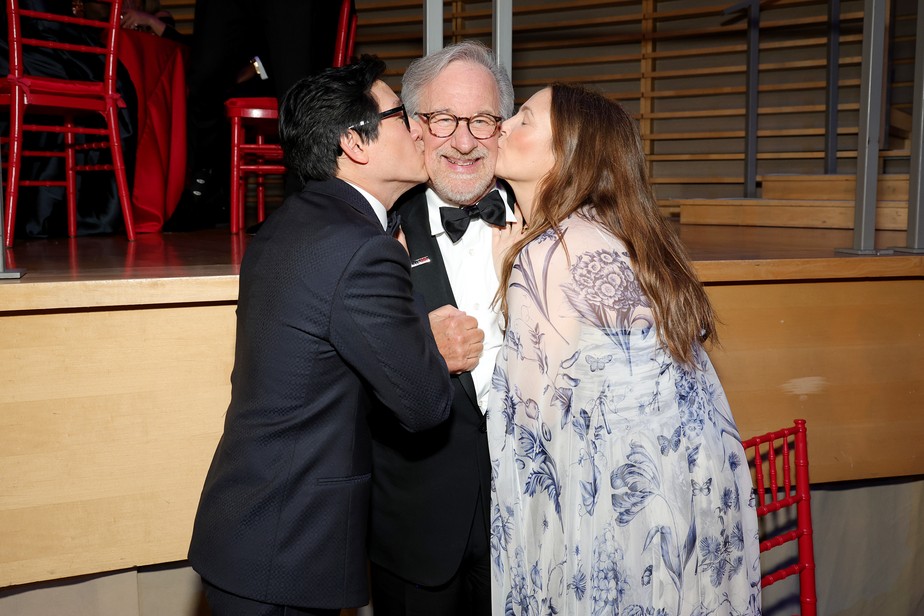 Drew Barrymore e Ke Huy Quan beijando Steven Spielberg na festa da revista Time