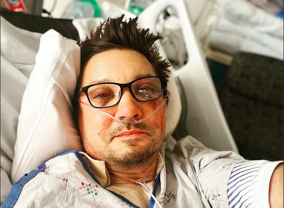O ator Jeremy Renner em seu leito hospitalar — Foto: Instagram