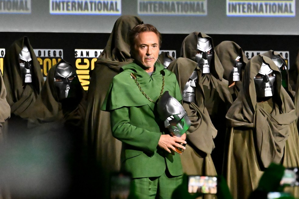 Robert Downey Jr. em evento que anunciou seu retorno à Marvel — Foto: Getty Images