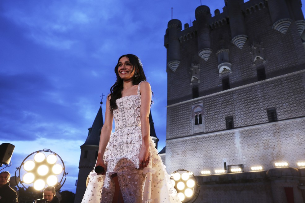 Rachel Zegler durante a première de 'Branca de Neve' em um castelo na Espanha — Foto: Disney via Getty
