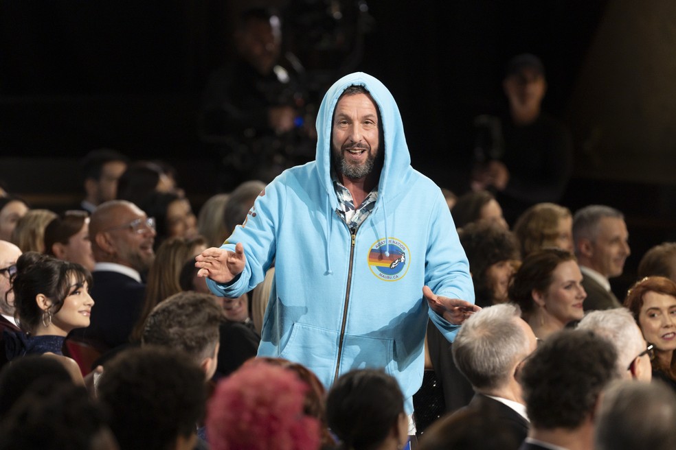 O ator Adam Sandler de moletom em participação no Oscar de 2025, em 2 de março de 2025 — Foto: Getty Images