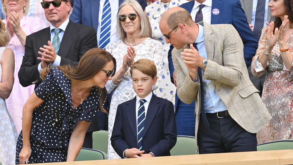 O príncipe George no meio dos pais, a princesa Kate Middleton e o príncipe William, em evento esportivo — Foto: Getty Images