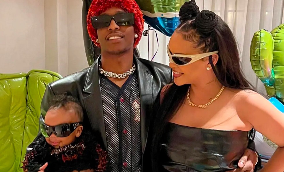 Rihanna e A$AP Rocky com um dos filhos — Foto: Instagram