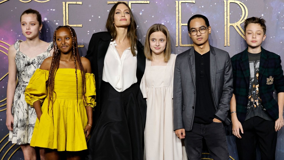 Angelina Jolie com cinco dos seis filhos que a estrela tem com Brad Pitt — Foto: Getty Images