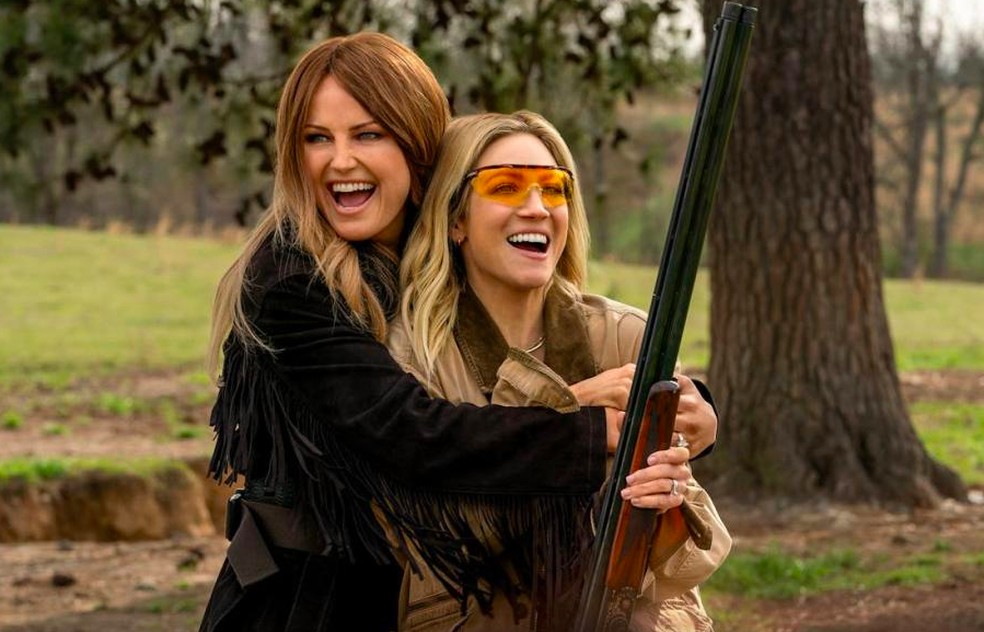 Malin Akerman e Brittany Snow em The Hunting Wives — Foto: Reprodução