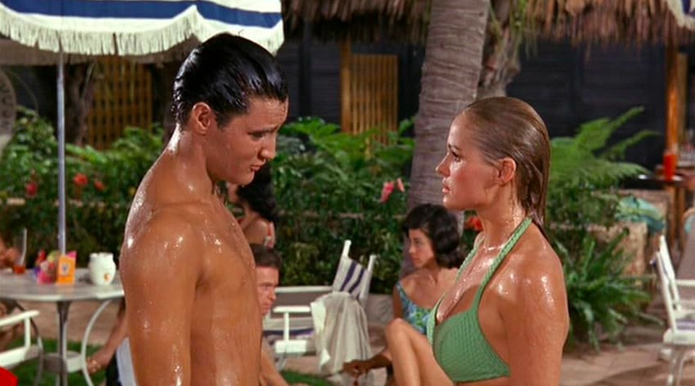 Elvis Presley e Ursula Andress em O Seresteiro de Acapulco (1963) — Foto: Reprodução