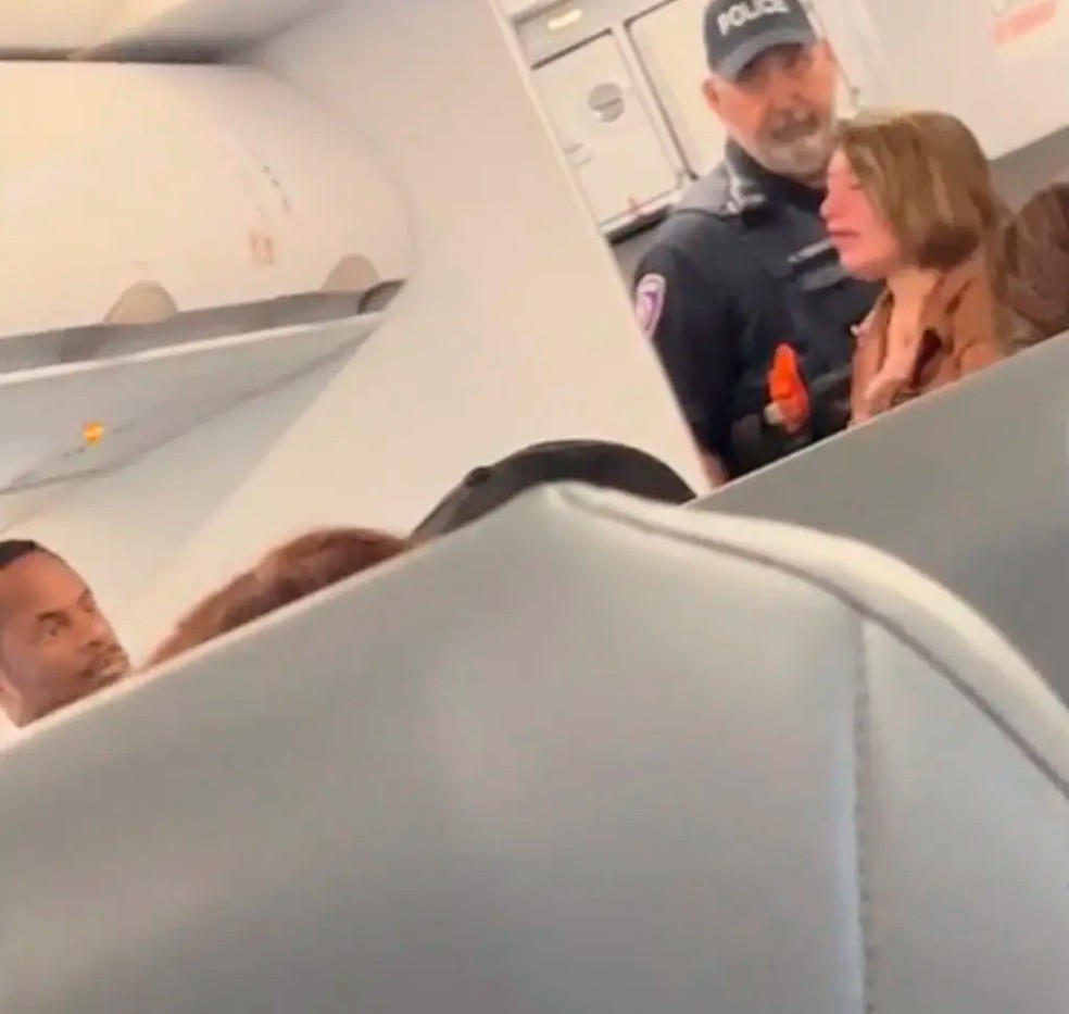 Passageira em surto dentro de aeronave nos EUA — Foto: reprodução/reddit