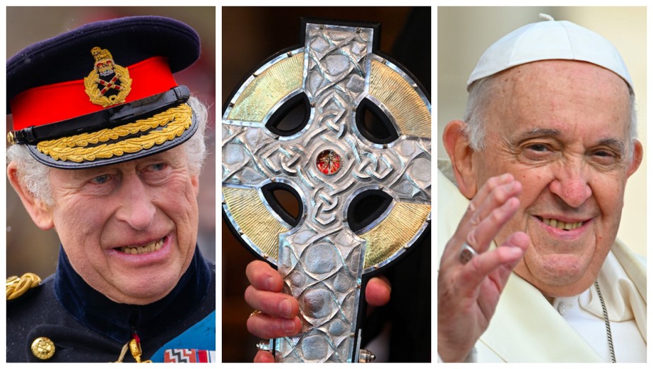 O Rei Charles III; a cruz de metal com os fragmentos da cruz de Jesus Cristo; e o Papa Francisco