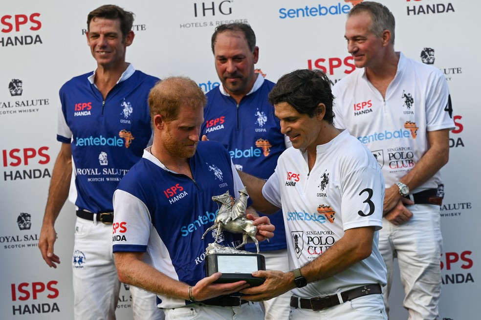 O Príncipe Harry segurando troféu após partida de polo em Singapura — Foto: Getty Images