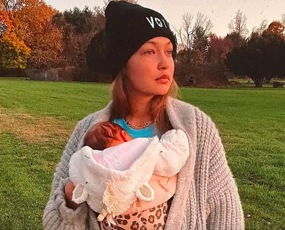 A modelo Gigi Hadid com a filha — Foto: Instagram