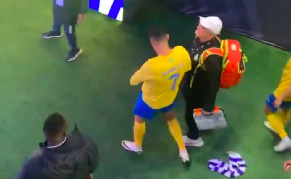 Cristiano Ronaldo passando o cachecol do rival em suas partes íntimas — Foto: Reprodução