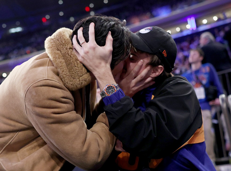 Sean Kaufman e Christopher Briney, atores da série 'O Verão que Mudou Minha Vida' deram um beijo durante partida da NBA — Foto: Getty