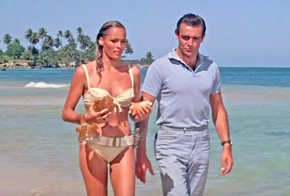Ursula Andress e Sean Connery em cena de 007 contra o Satânico Dr. No (1962) — Foto: Reprodução