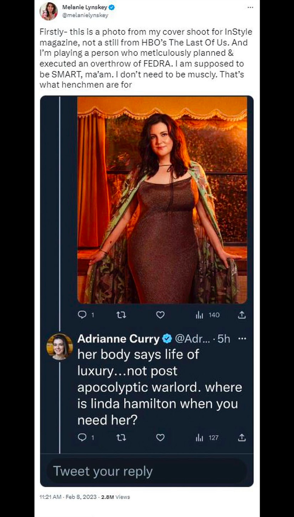 O post da atriz Melanie Lynskey rebatendo o ataque da modelo Adrianne Curry — Foto: Twitter