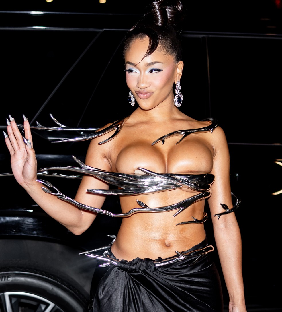 Cantora Saweetie comparece ao desfile da Grace Ling durante a Semana de Moda de Nova York em 13 de setembro de 2026 — Foto: Getty Images