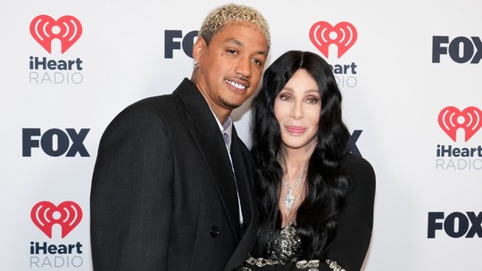 Cher revela motivo para namorar homens mais jovens e relembra 'fora' em Elvis Presley