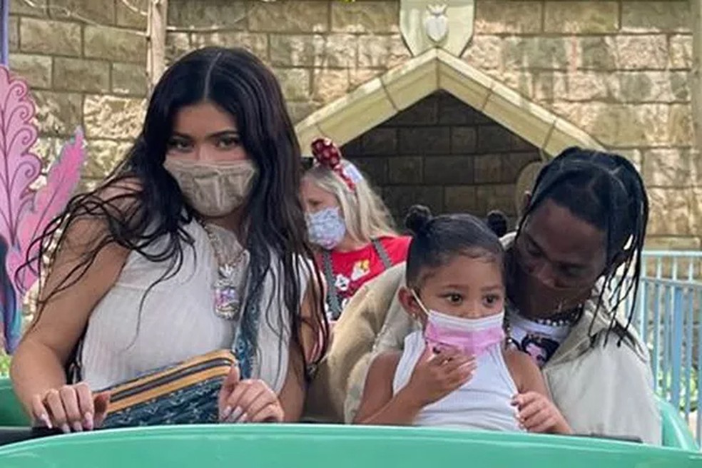 Kylie Jenner e Travis Scott com a filha deles, Stormi — Foto: Instagram
