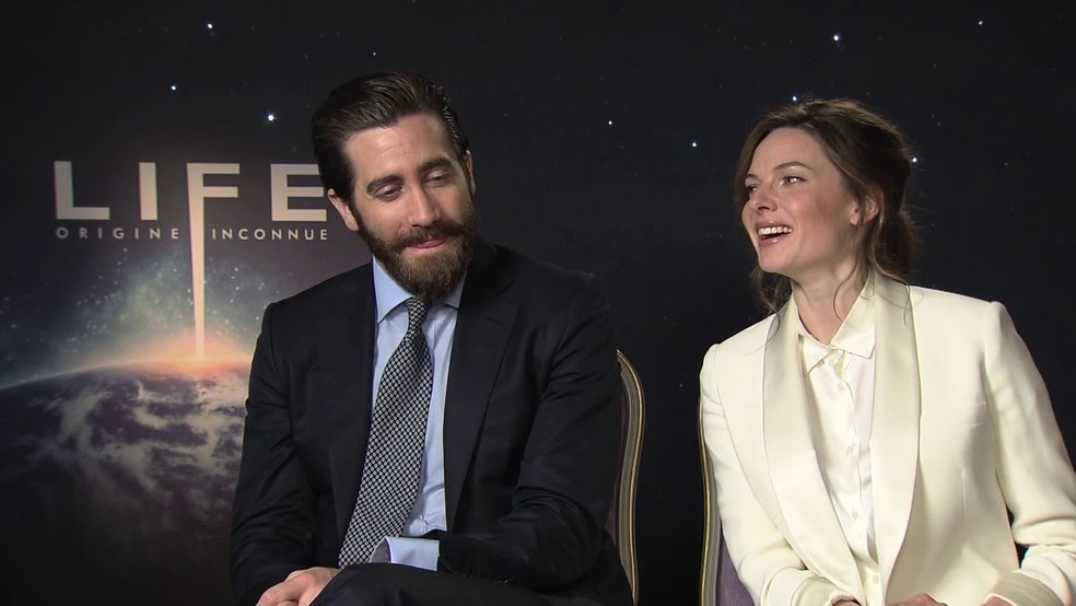 Jake Gyllenhaal e Rebecca Ferguson em entrevista promocional de 'Vida' (2017). — Foto: Reprodução | YouTube (Sony Pictures)