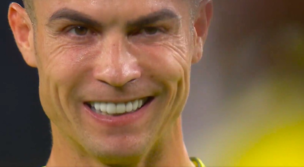 Cristiano Ronaldo sorrindo em meio às palavras de estímulo para si mesmo antes de bater falta na derrota do Al-Nassr para o Al-Ittihad — Foto: Reprodução
