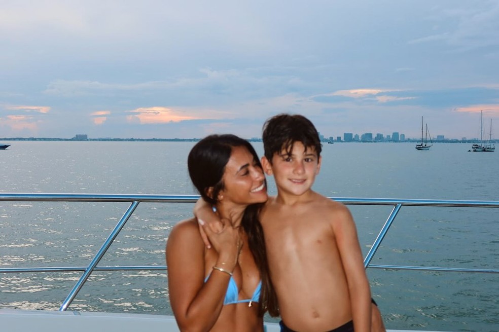 Antonela Roccuzzo, esposa de Lionel Messi, ao lado de um dos filhos — Foto: reprodução/Instagram