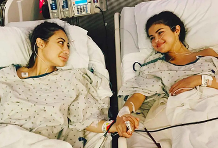 Francia Raisa e Selena Gomez após a cirurgia que salvou a vida da cantora em 2017