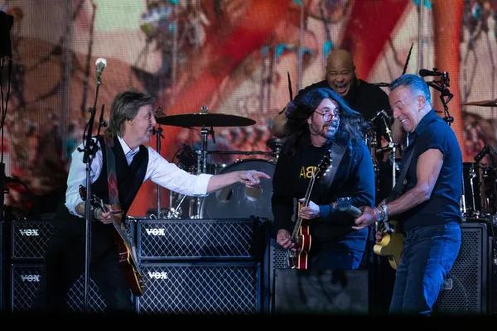 Paul McCartney recebeu os astros Dave Grohl e Bruce Springsteen no palco durante seu show no Festival Glastonbury (Foto: Getty Images) — Foto: Monet