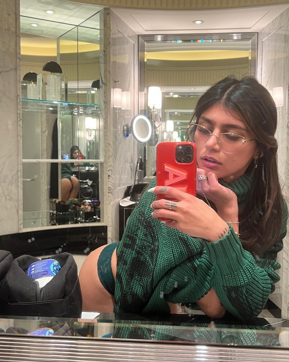 Mia Khalifa quase mostra demais em álbum de fotos picantes diretamente ...