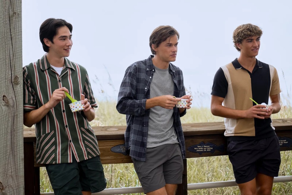 Sean Kaufman, Christopher Briney, e Gavin Casalegno no set de 'O Verão que Mudou Minha Vida' — Foto: Divulgação
