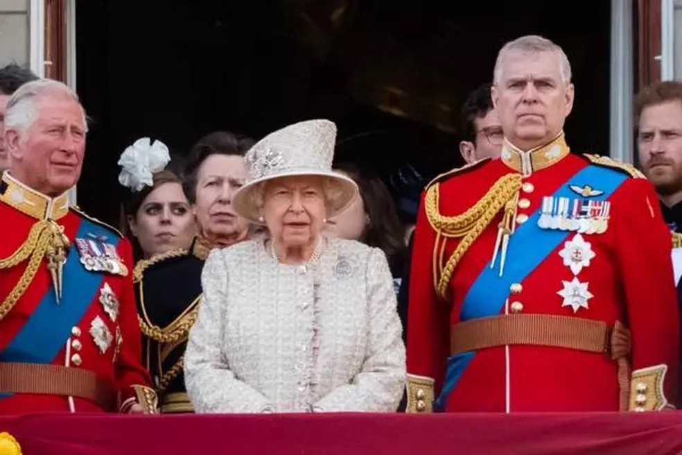 O Rei Charles III, a Rainha Elizabeth II (1926-2022) e o Príncipe Andrew em foto de 2019 — Foto: Getty Images