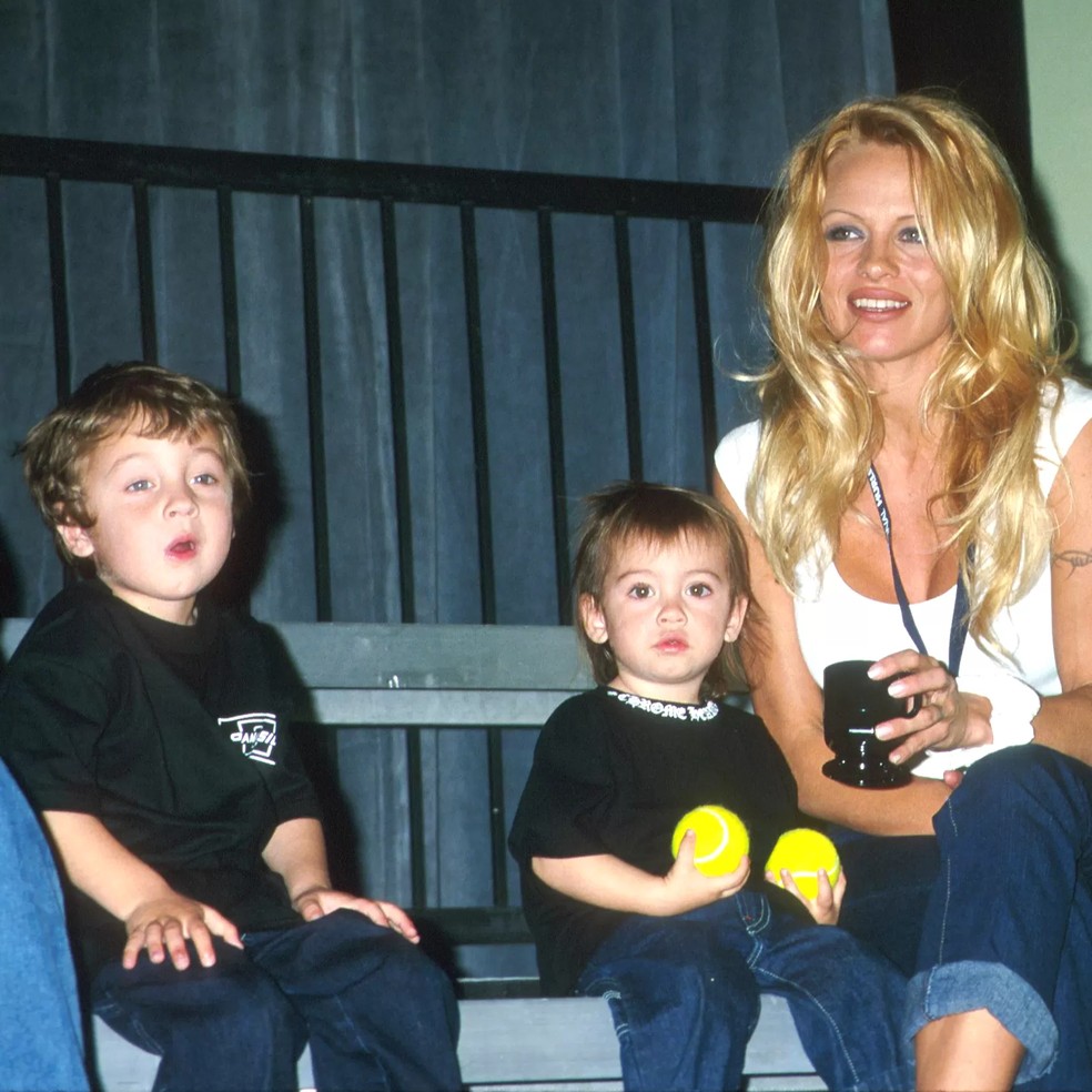 Pamela Anderson com seus filhos, Brandon e Dylan — Foto: Getty Images