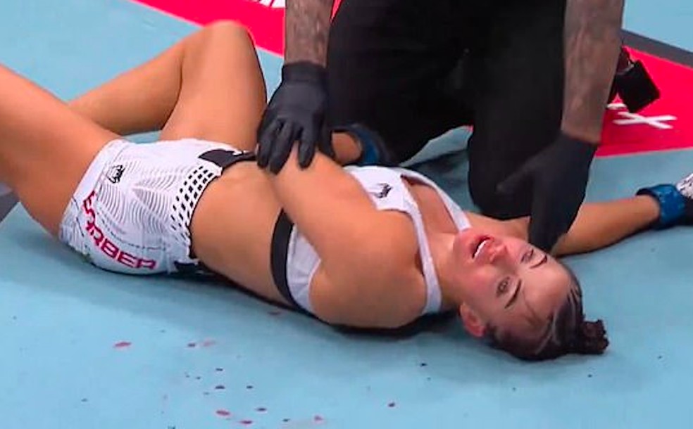 Maycee Barber desacordada após ser finalizada por Alexa Grasso — Foto: Instagram