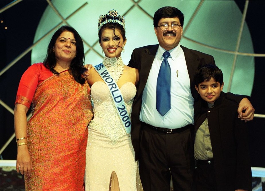 Priyanka Chopra ao lado da família após ser eleita Miss Mundo em 2000, aos 18 anos
