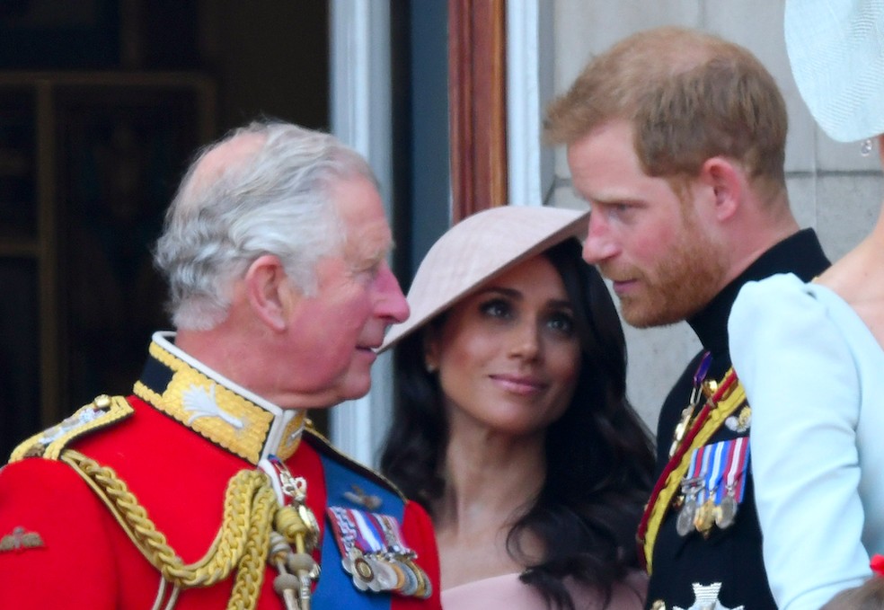 O Rei Charles III na companhia do Príncipe Harry e da atriz e Duquesa Meghan Markle em foto de 2018 — Foto: Getty Images