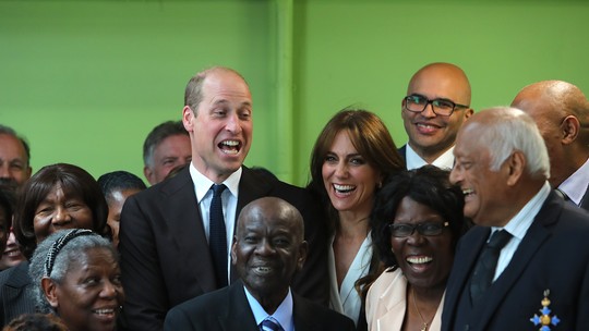 Príncipe William arranca gargalhadas com piada 'proibidona' durante pose para foto em grupo; veja vídeo