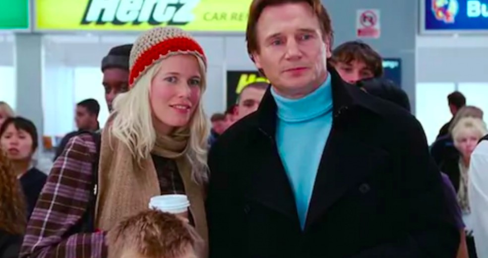Claudia Schiffer e Liam Neeson em Simplesmente Amor (2003) — Foto: Reprodução