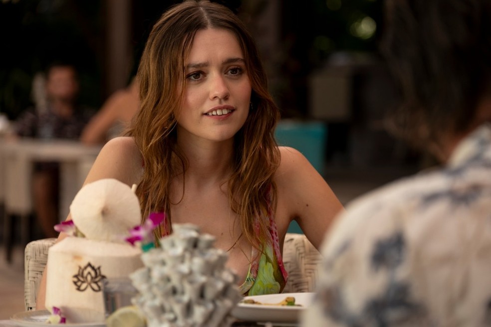A atriz Aimee Lou Wood no set da série 'The White Lotus' — Foto: Divulgação