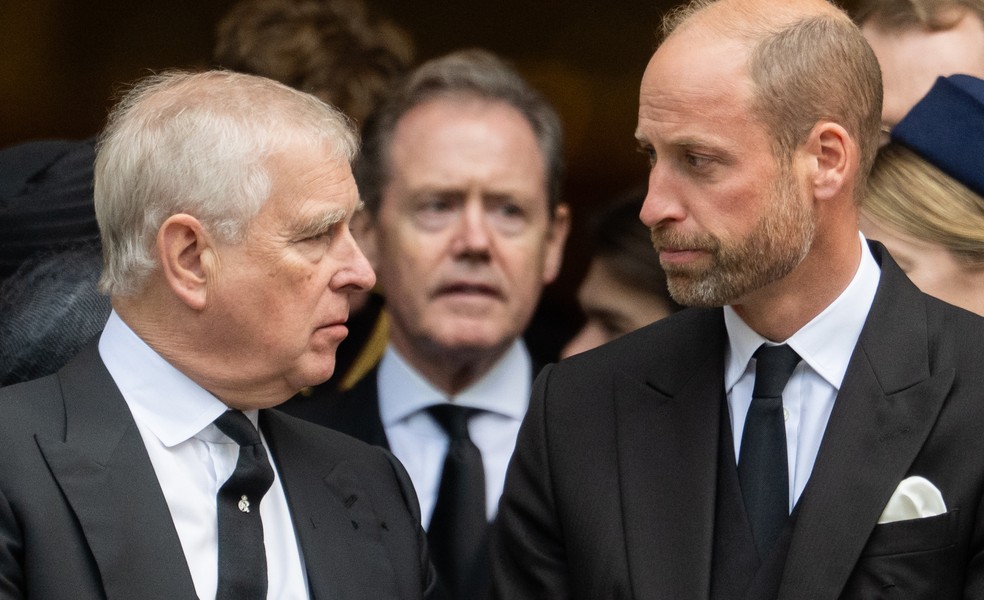 Príncipe Andrew e Príncipe William no funeral de Katharine, Duquesa de Kent (1933-2025) na Catedral de Westminster, em 16 de setembro de 2025 — Foto: Getty Images