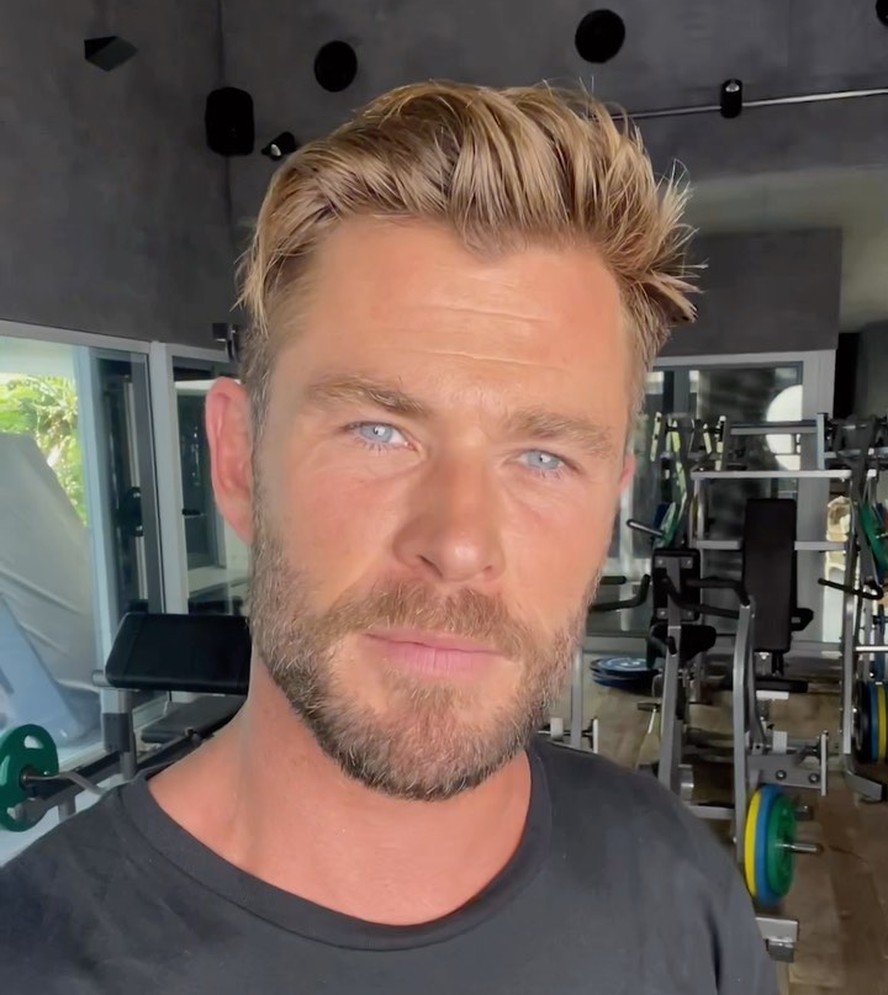 O ator Chris Hemsworth está se esforçando para parecer um deus