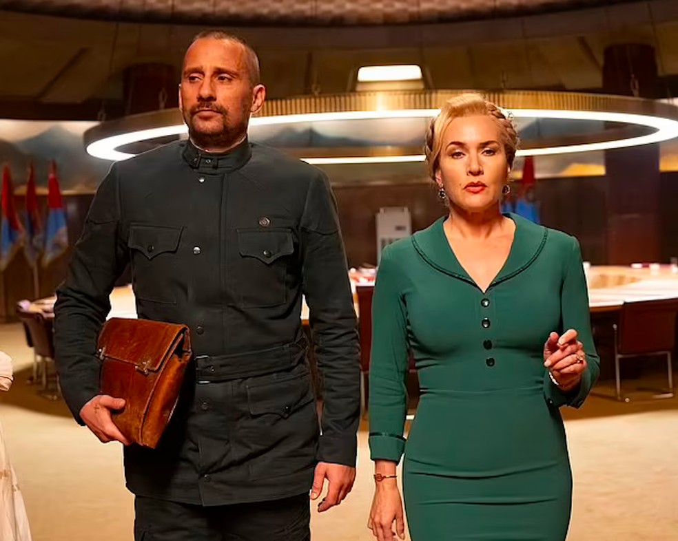 Kate Winslet e Matthias Schoenaerts em cena da série O Regime — Foto: Divulgação