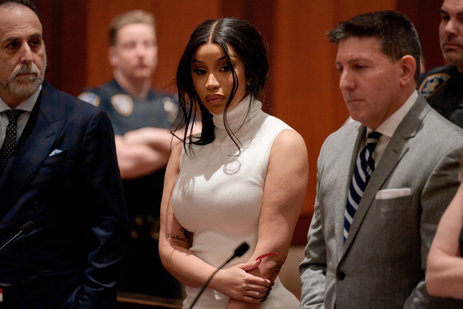 A cantora Cardi B na sessão na Corte Criminal do Condado de Queens, em Nova York, durante a qual foi avisada sobre seu prazo de 42 dias para cumprir sua pena de serviços comunitários