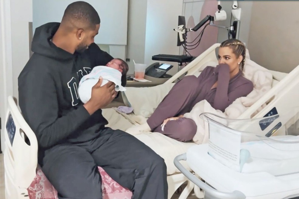 Tristan Thompson e Khloé Kardashian com o filho caçula deles, que nasceu em agosto de 2022 — Foto: reprodução