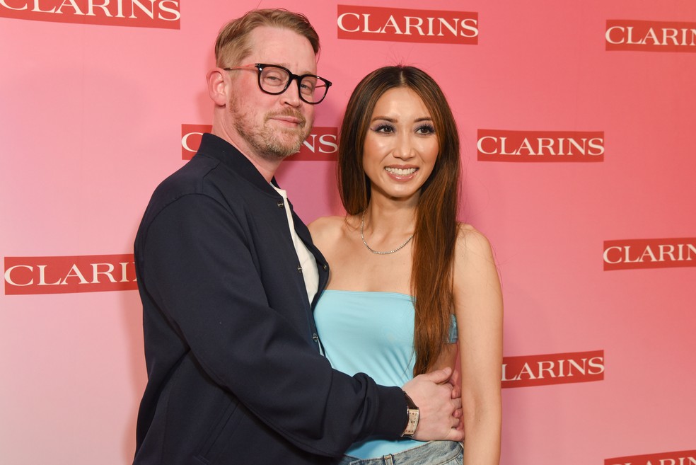 Macaulay Culkin com a esposa, Brenda Song, em evento em Los Angeles — Foto: Getty Images