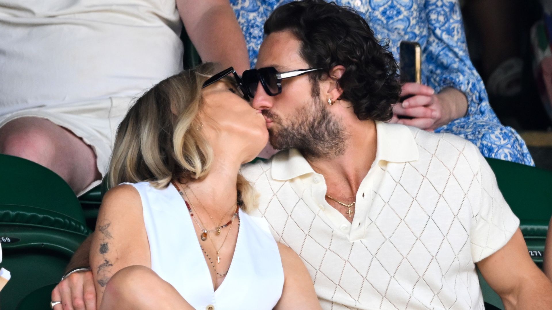 Aaron Taylor-Johnson beija esposa Sam Taylor-Johnson em Wimbledon