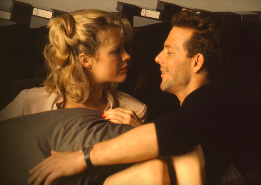Kim Basinger e Michael Rourke em cena de 9 1/2 Semanas de Amor (1986)