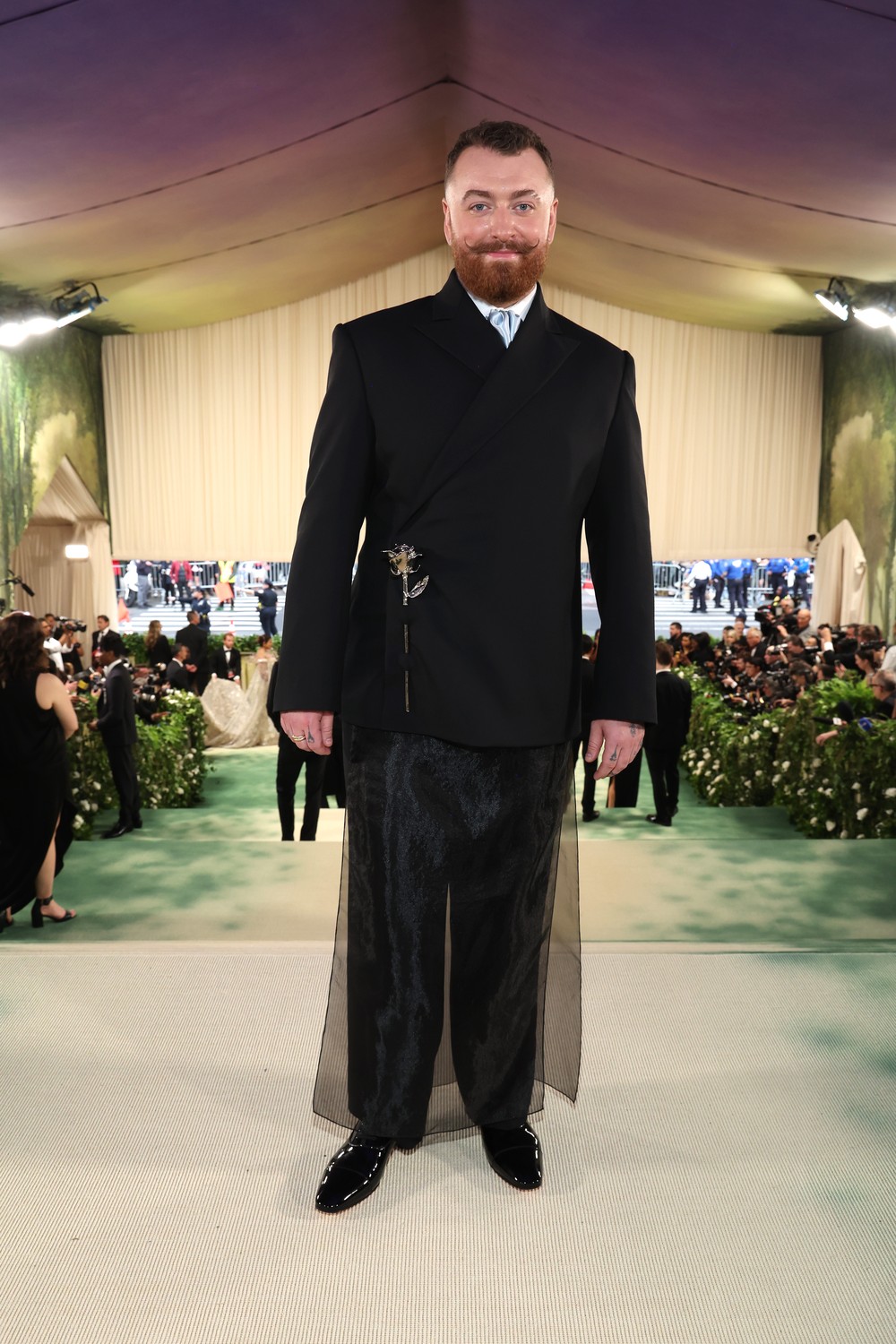 Sam Smith estreia no Met Gala com look comportado e pede inclusão na